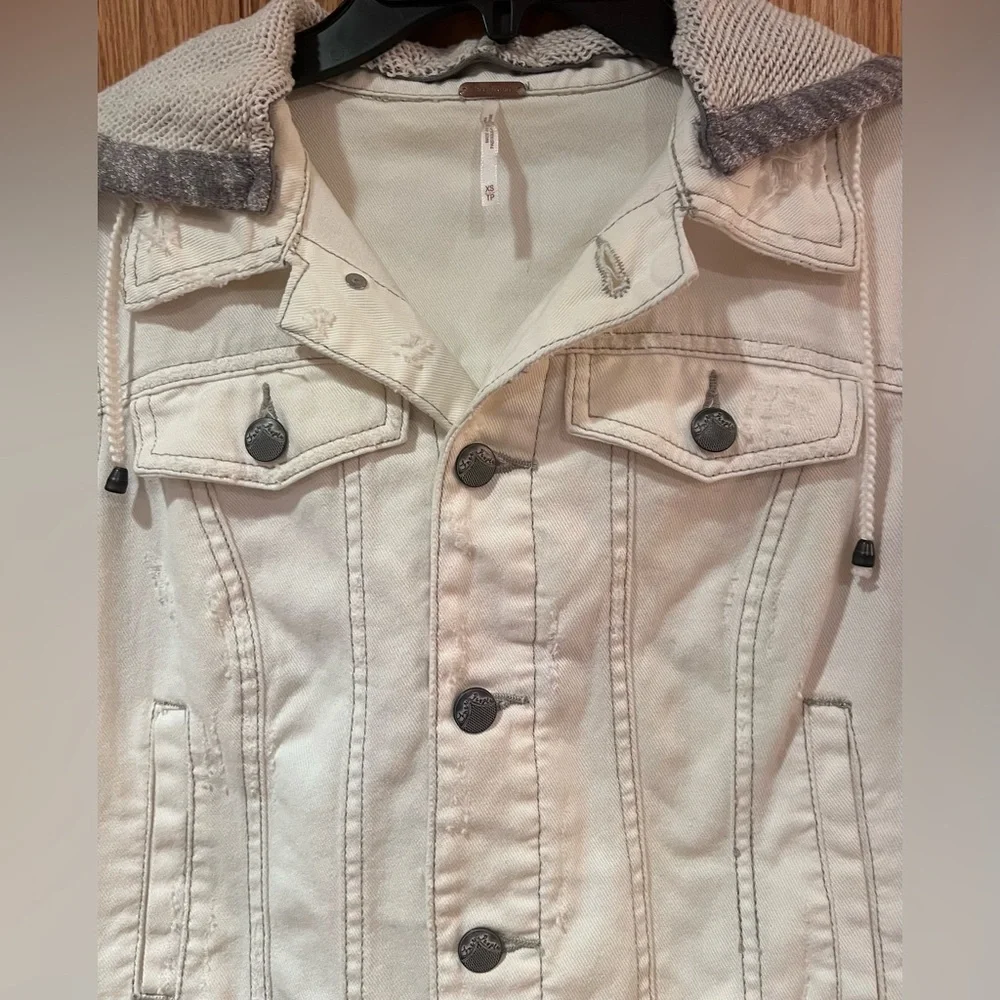 Free People Knit Sleeve & Knit Hood Distressed White Denim Jean Jacket Size XS - Picture 7 of 16